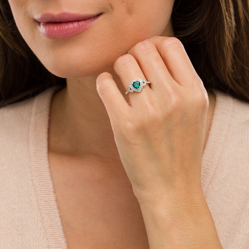 Heart-Shaped Lab-Created Emerald and White Lab-Created Sapphire Scallop Frame Leaf-Sides Flower Ring in Sterling Silver