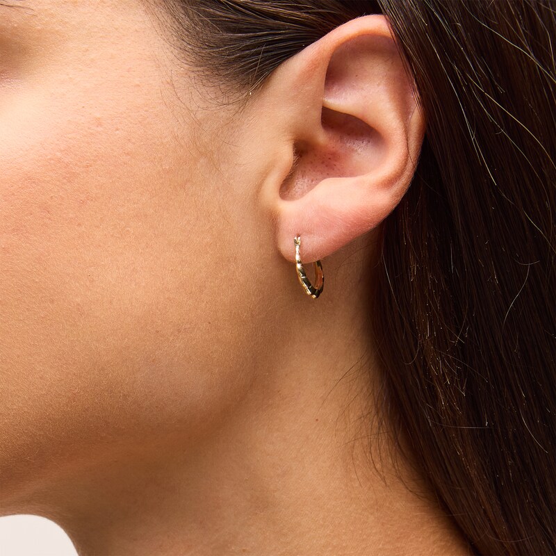 Main Image 2 of 14.0mm Scalloped Hoop Earrings in 14K Gold