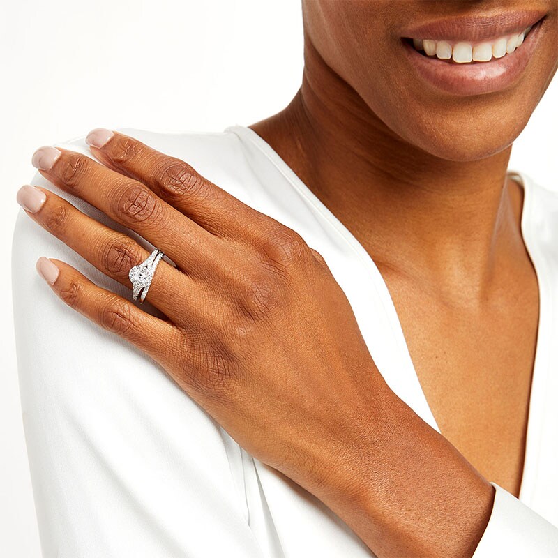 Previously Owned - 0.95 CT. T.W. Oval Diamond Frame Bridal Set in 14K White Gold (I/I1)
