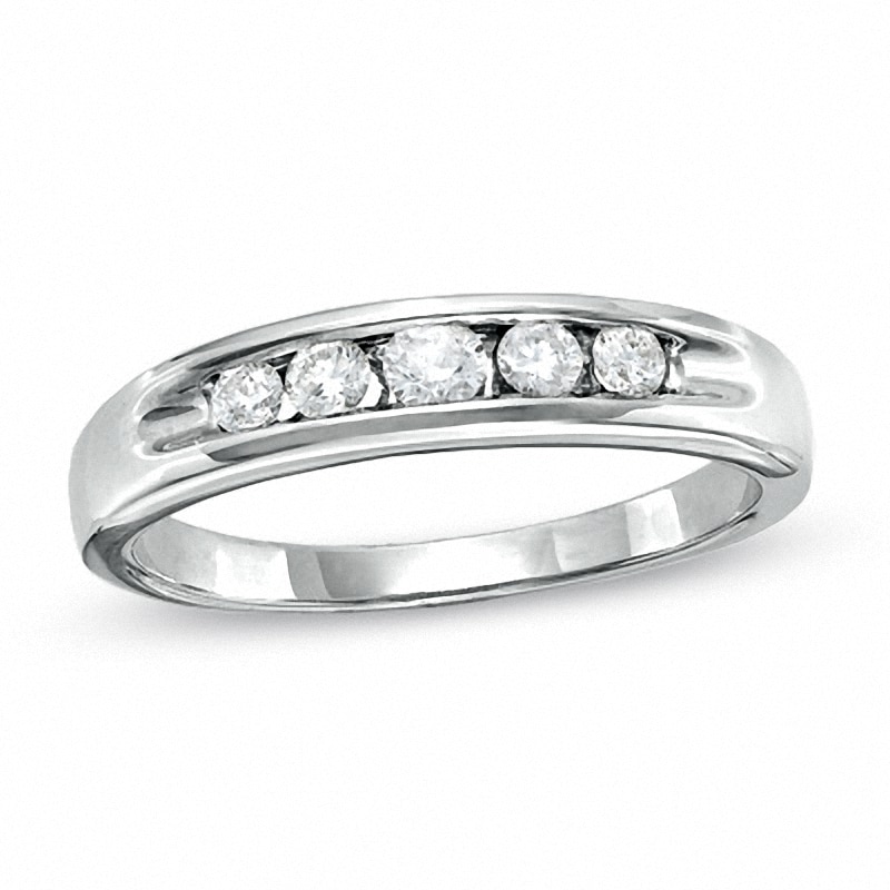 Previously Owned - Ladies' 0.25 CT. T. W. Diamond Graduated Five Stone Wedding Band in 14K White Gold