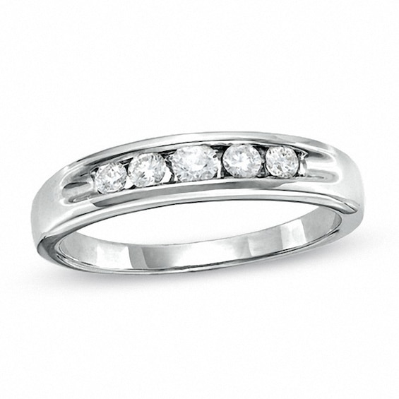 Previously Owned - Ladies' 0.25 CT. T. W. Diamond Graduated Five Stone Wedding Band in 14K White Gold